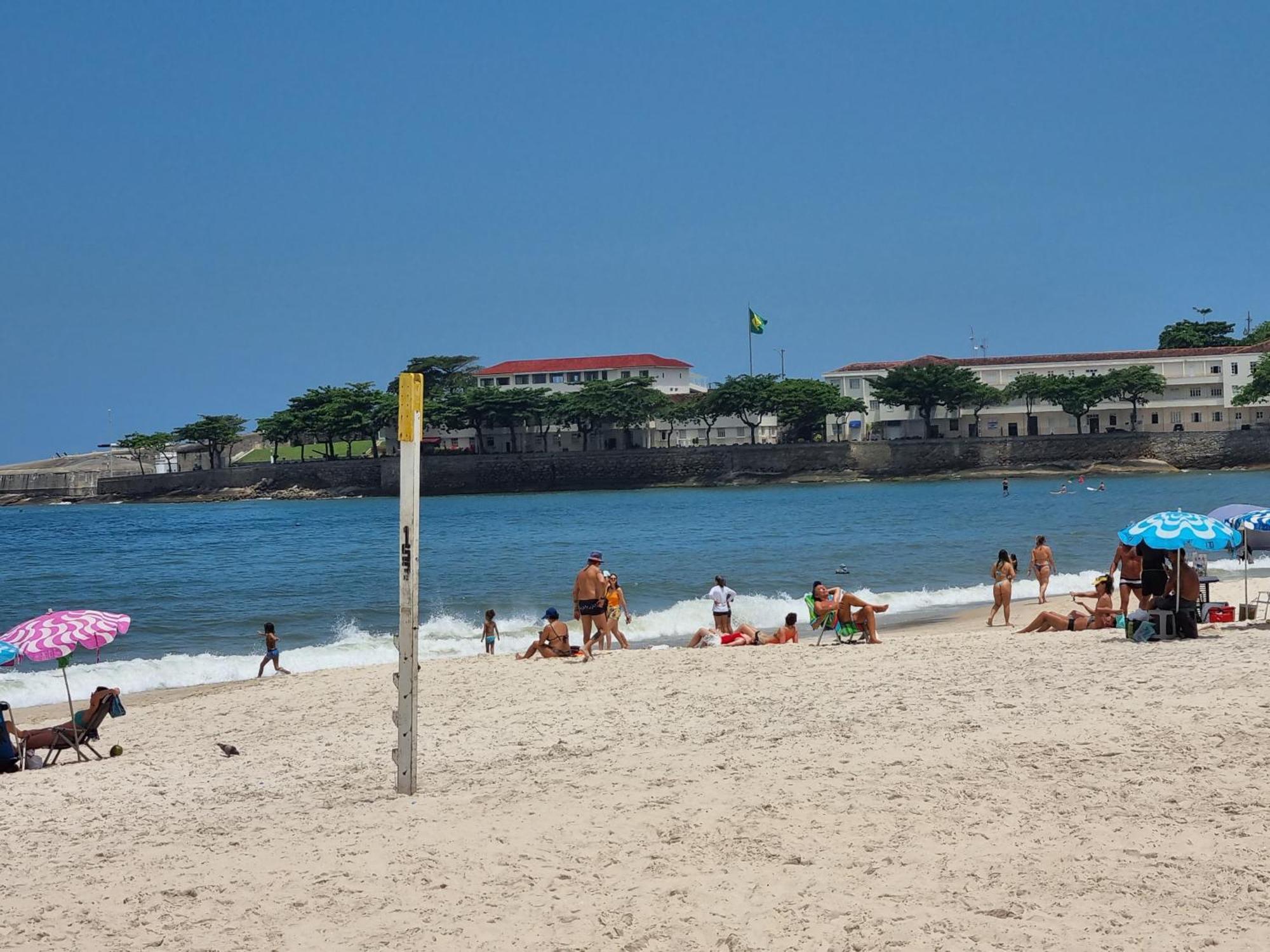 1 C Vista Livre E Banheiro Privativo E Perto Praias Ipanema Leblon Arpoador Copacabana E Do Cristo Redentor Do Bondinho Pao Acucar Etc Chegando Cedo Que O Check-in Do Meio-dia, Deixe Suas Malas, Idem No Check-out 10h Manha Habitación en casa particular